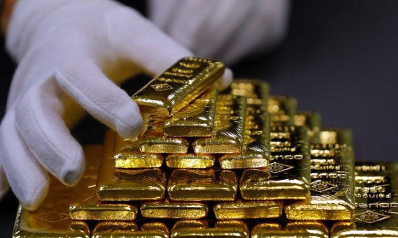 Seorang karyawan menyortir emas batangan di Pabrik Pemisahan Emas dan Perak Austria 'Oegussa' di Wina, Austria. Foto : Antara