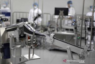 Karyawan mengawasi proses produksi vaksin COVID-19 di Beijing Biological Products Institute, unit dari China National Biotec Group (CNBG), anak perusahaan Sinopharm di Kota Beijing, China, Jumat (26/2/2021)
