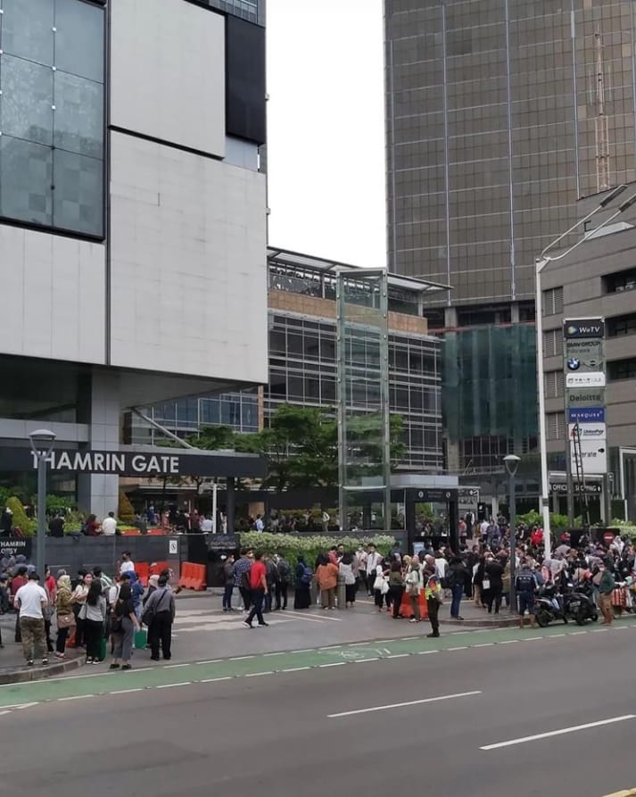 Ketgam : Tampak puluhan karyawan di sekitar jalan Thamrin, Jakarta Pusat memilih keluar gedung saat gempa mengguncang Jakarta. Foto : Ist.